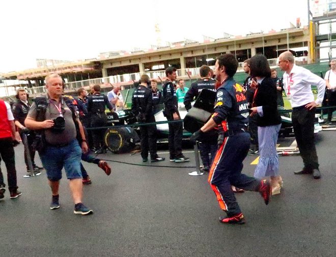 スペアの翼端板をもってスタートラインに到着