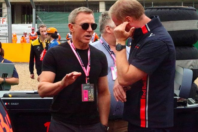 ゲストとしてレッドブルのグリッドを訪れたダニエル・クレイグ