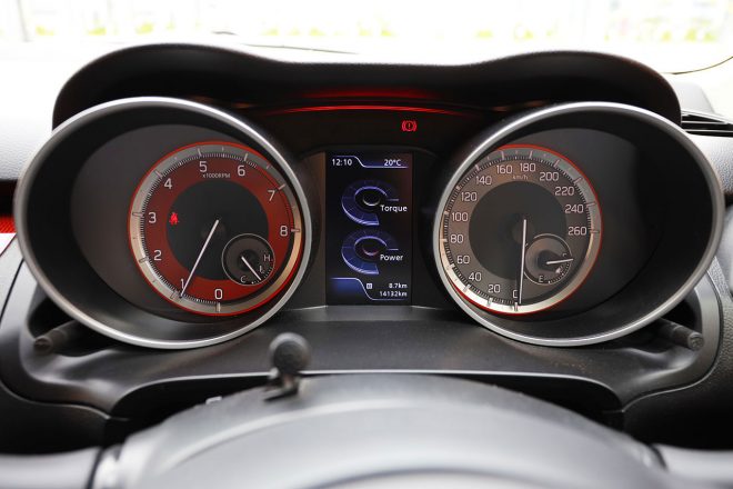 タコメーターはレッド、スピードメーターのダークシルバー。中央マルチインフォメーションディスプレイでは燃費や走行Gなどを把握することができる。