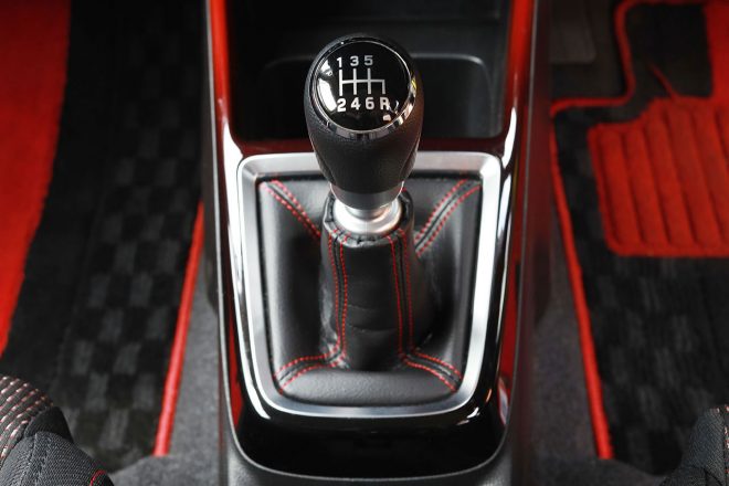 スズキ・スイフトスポーツのシフトノブ。シフトカバーには赤いステッチがあしらわれている。