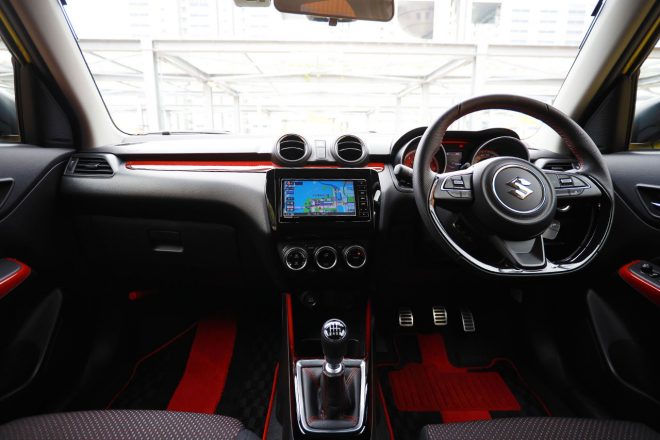 スズキ・スイフトスポーツの車内(フロント)