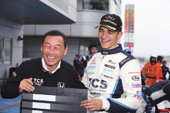 トップフォーミュラ9年ぶりの優勝となった中嶋悟監督（左）も満面の笑みを浮かべる