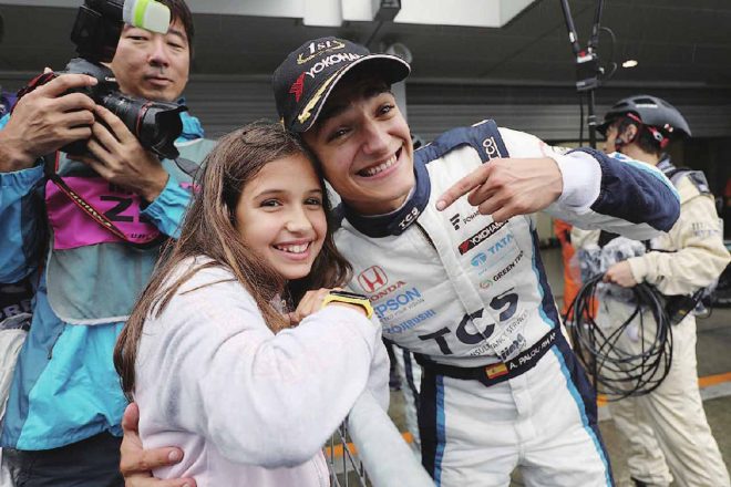 第4戦富士には、パロウの家族がスーパーフォーミュラ初観戦に訪れていた。妹とも喜びを分かち合う