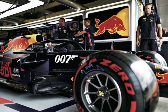 今回のイギリスGPでは映画『007』と提携して、特別カラーリングで出走。決勝レース当日には、特別スーツを着用してレースに望んだ。序盤からフェラーリと互角の争いを見せ、前戦オーストリアに次ぐ好走を見せたレッドブル・ホンダ。確実に上位2チームとの差は縮まりつつあるか。