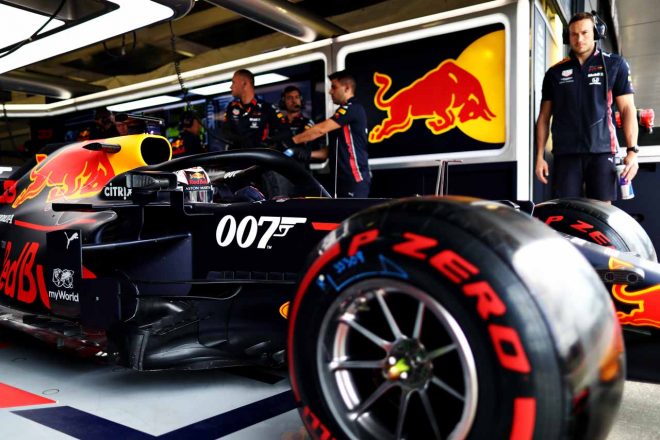 007とコラボしたレッドブルの車体にはカッコいいロゴが多く貼られていた