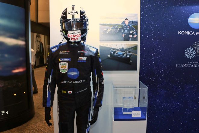 会場に展示された小林可夢偉のスーツとドライバーズアワード