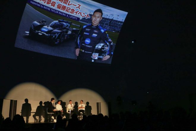 イベントの後半は事前抽選によって選ばれたファンを招いてのトークイベントが、有楽町センター9階コニカミノルタプラネタリア TOKYOで行われた