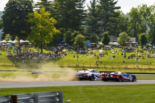 66号車フォードGTと25号車BMW M8 GTE