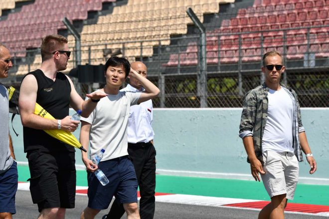 チームスタッフとともにカタロニア・サーキットの下見を行う山下健太