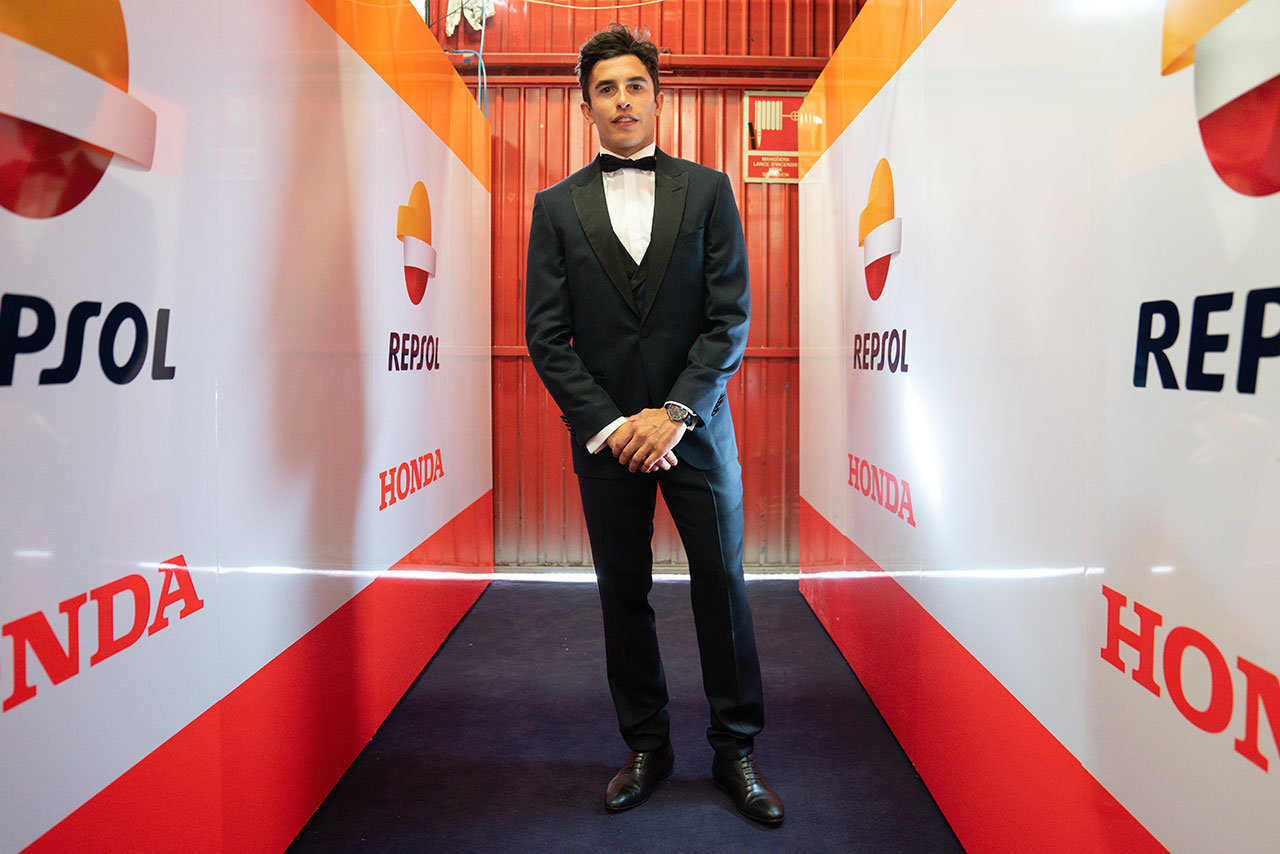 MotoGP第7戦カタルーニャGPで行われたグランプリ70周年記念イベントでスーツを着たマルク・マルケス