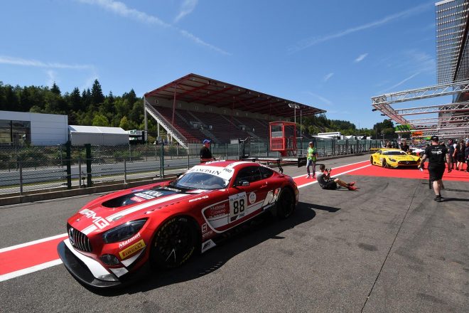 車検を終えるアッカASPのメルセデスAMG。
