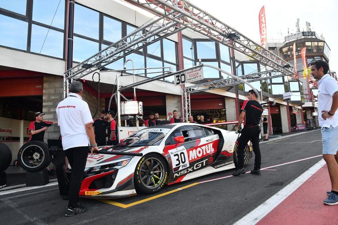 Honda Team MOTULの30号車ホンダNSX GT3