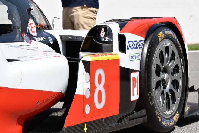 新型トヨタTS050ハイブリッドではサイドミラーがフェンダー内部に埋め込まれた