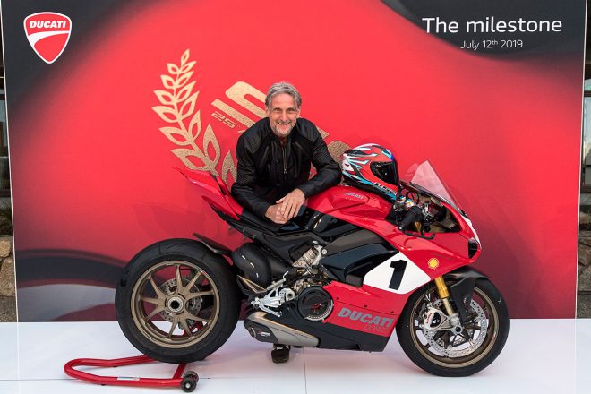 パニガーレV4 25° アニバーサリオ916の発表会に登場したカール・フォガティ