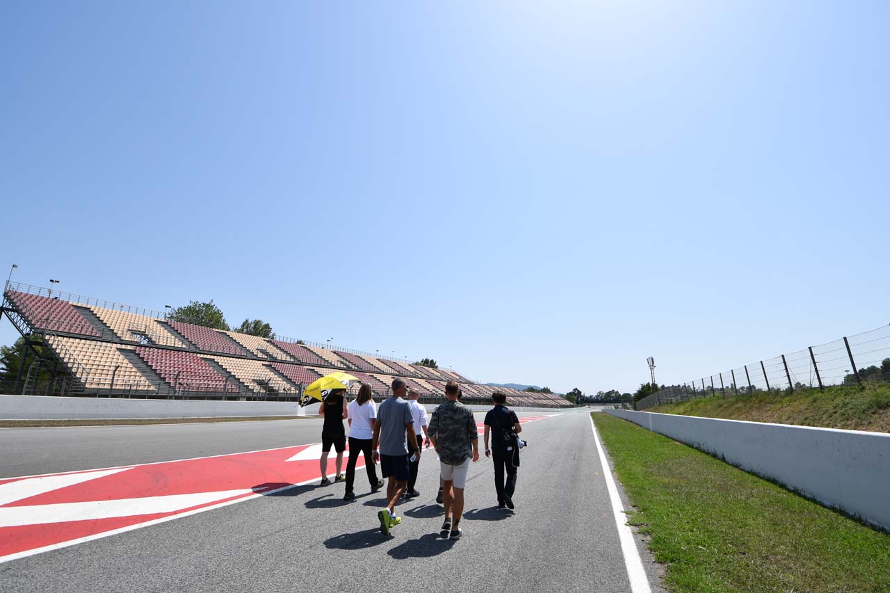 山下健太が所属するハイクラス・レーシングを追ってコースイン