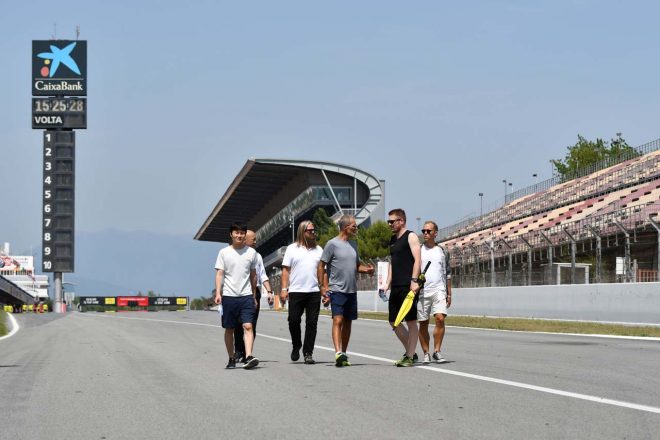 ストレート後半は緩やかな下り坂