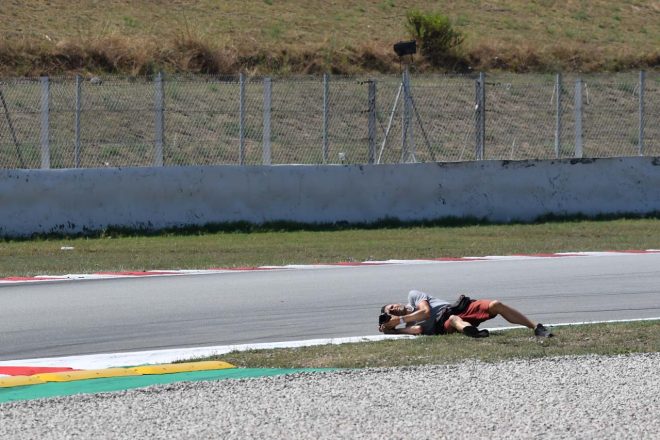 40度以上のアスファルトに横たわって撮影に臨むアストンマーティンのワークスカメラマン