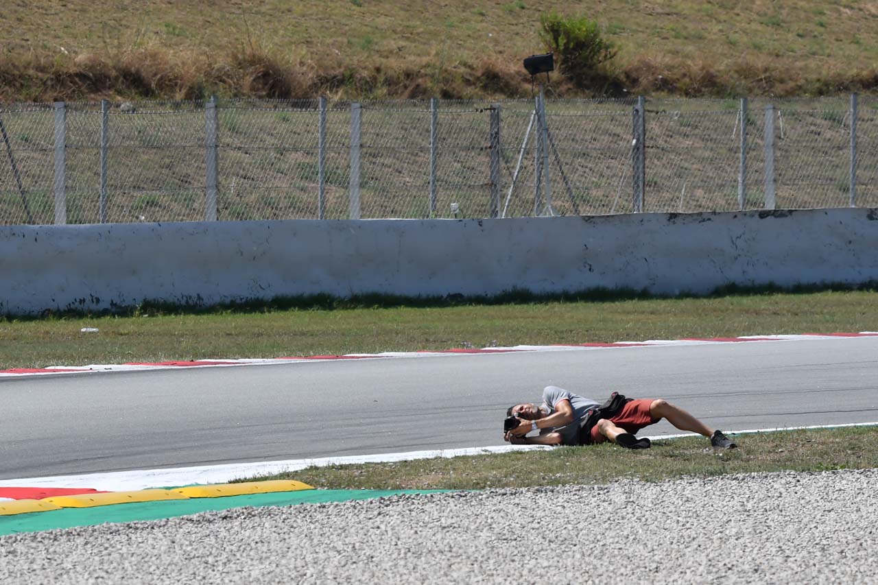 40度以上のアスファルトに横たわって撮影に臨むアストンマーティンのワークスカメラマン