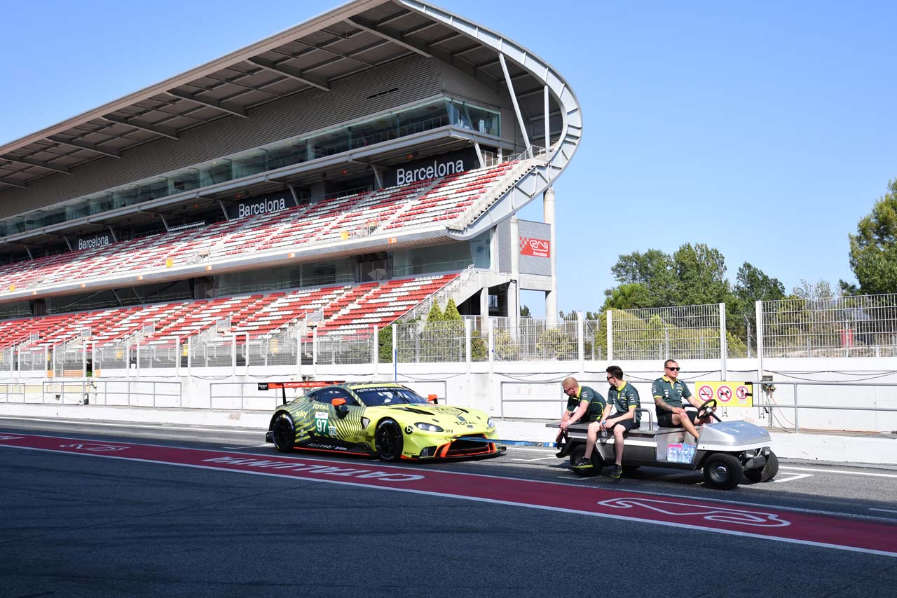 牽引されるアストンマーティン・バンテージAMR