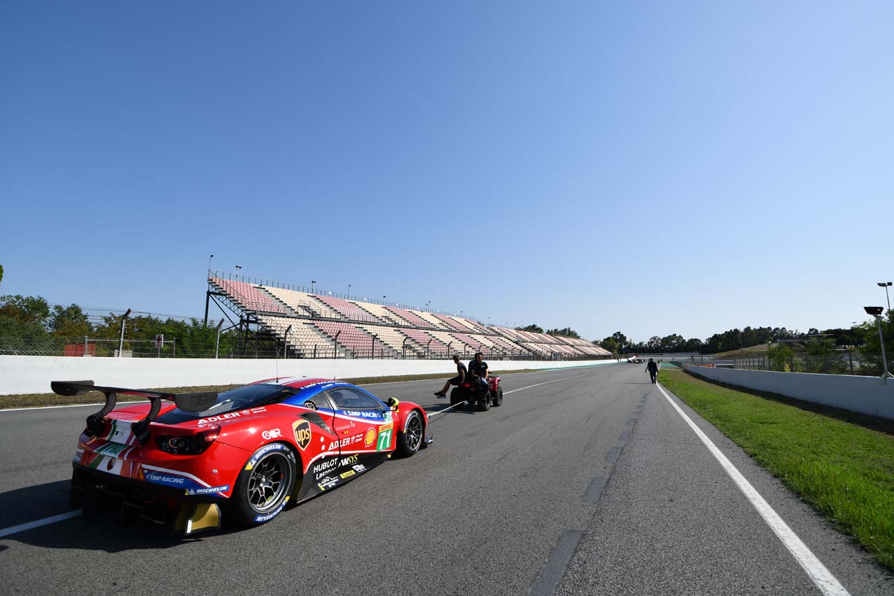 1コーナー方向に引っ張られていくAFコルセの71号車フェラーリ488 GTE Evo