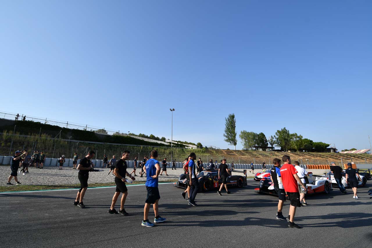 撮影終了後、タイヤバリアの脇からメカニックたちがわらわらと