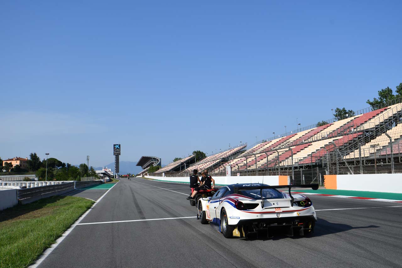 パドックへの帰り道は上り坂……。