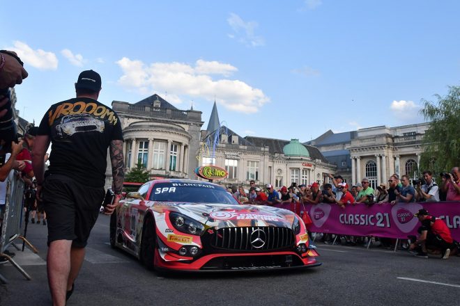 スパ市内をパレードランする00号車メルセデスAMG GT3