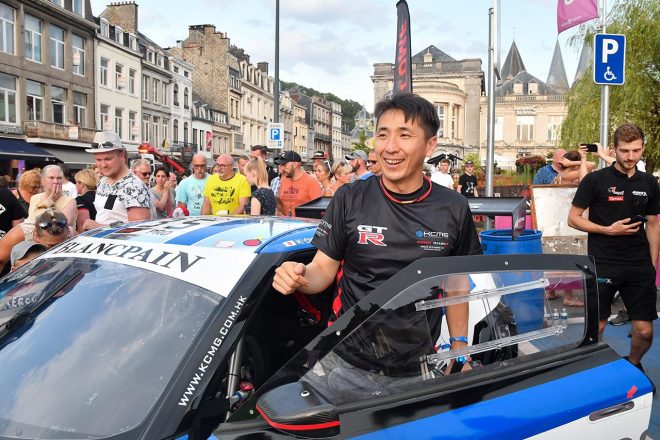 スパ市内へのパレードを終え、ニッサンGT-RニスモGT3から下りる松田次生。このパレードは私服でドライブしてOK。同乗も可能だ。