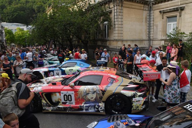 スパ市内のパレード後、3台のメルセデスAMG GT3にはおおくのファンの注目が集まった。