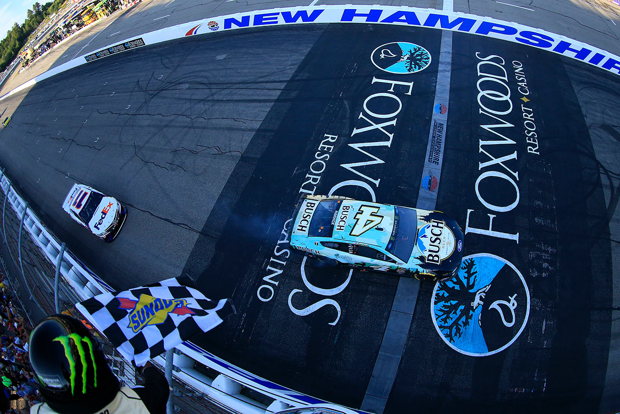 ファイナルラップ、ケビン・ハービック（フォード・マスタング）は僅差でデニー・ハムリン（トヨタ・カムリ）を抑えきった