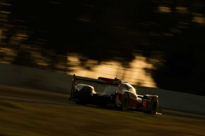 ゴールデンアワーのバルセロナを走行する7号車トヨタTS050ハイブリッド