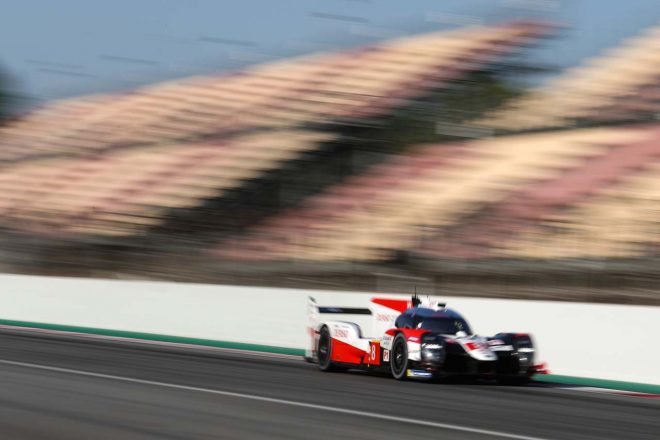 ストレートを走る8号車トヨタTS050ハイブリッド