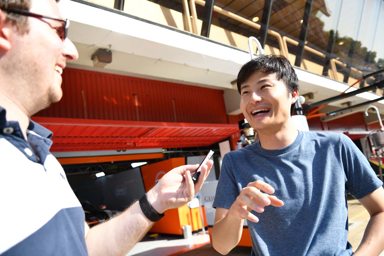 海外メディアに英語で対応する山下健太。自ら課題にあげるコミュニケーションの自己採点は「全然ダメ」とのこと。