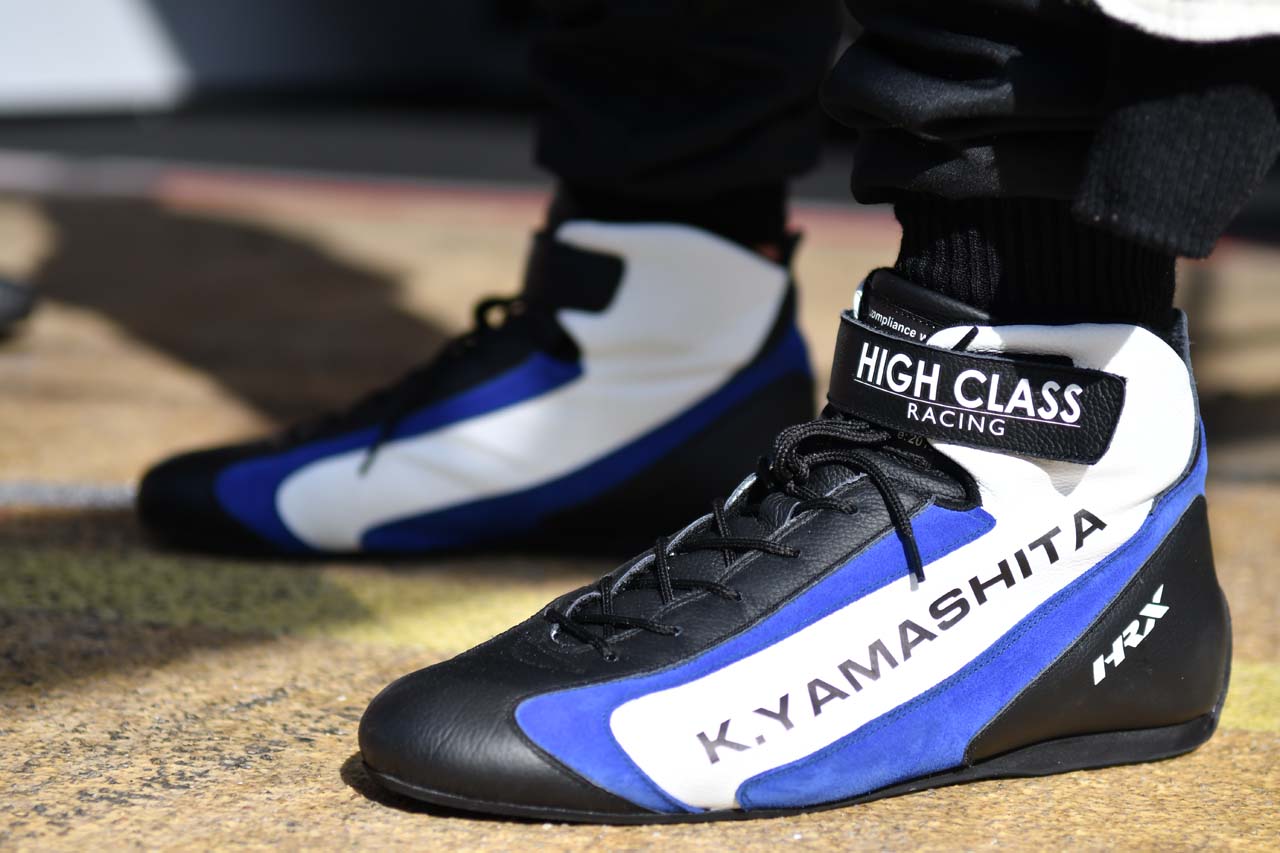 山下健太のネーム入りレーシングシューズ。チームカラーのブルーがあしらわれている