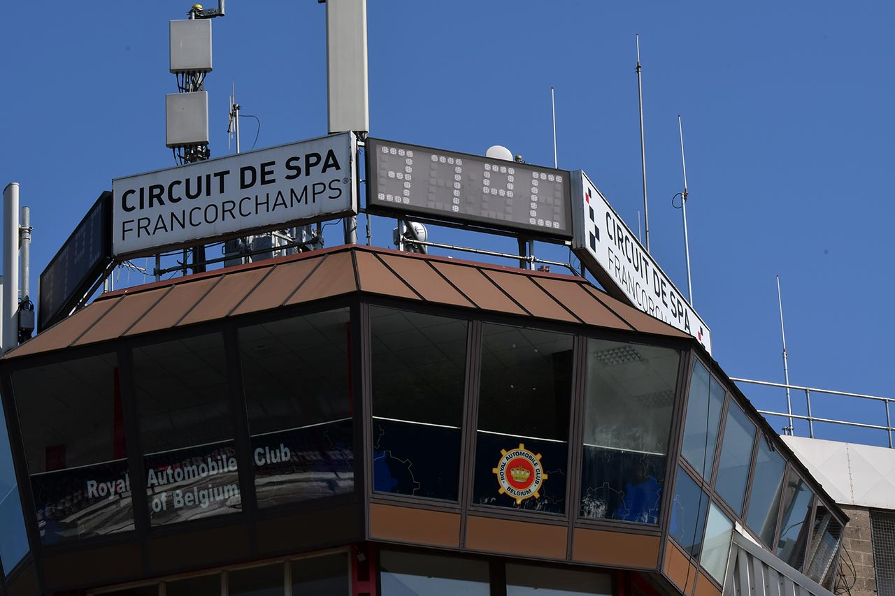 スパ・フランコルシャンのタワーには気温が表示される。この日は39℃まで上がっていた。