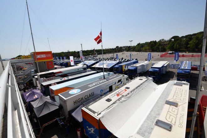 WEC富士では見られないが、ヨーロッパではお馴染みのトランポが並ぶ風景