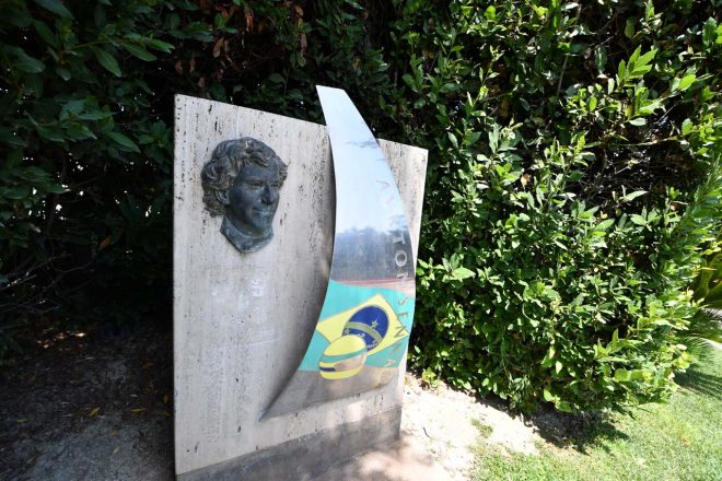 アイルトン・セナのレリーフ