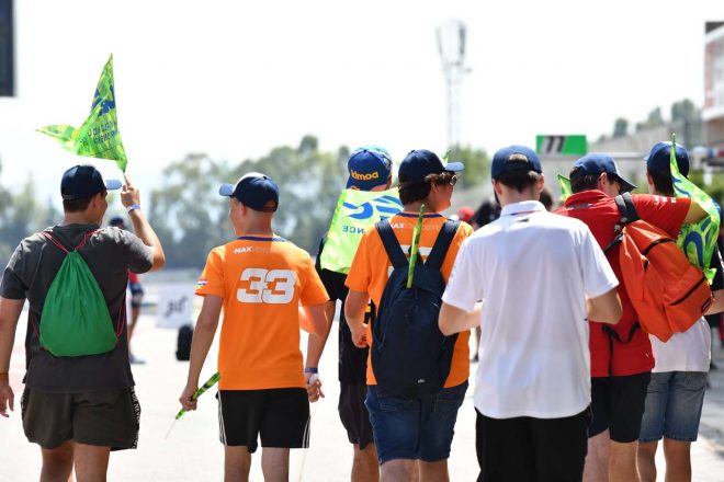 マックス・フェルスタッペン応援団らしき一行の姿も