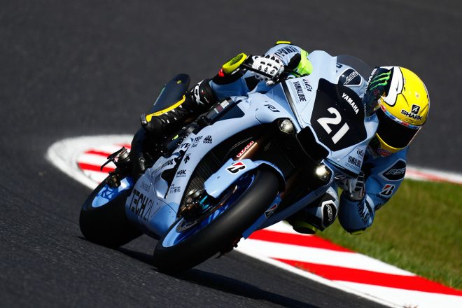 ケニー・ロバーツの黄色いヘルメットデザインで走るアレックス・ロウズ