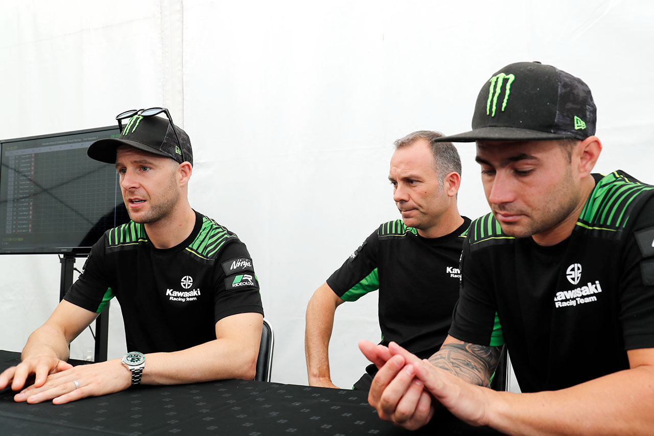 左からジョナサン・レイ、ギム・ロダ監督、レオン・ハスラム