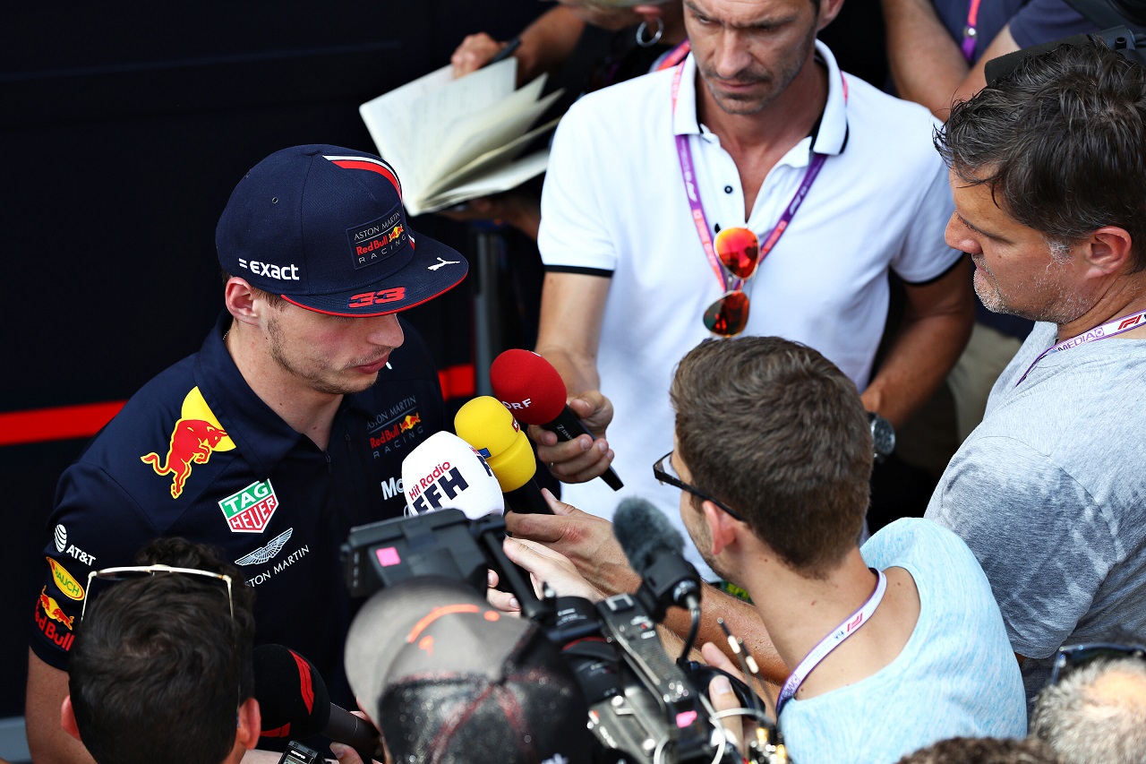 2019年F1第11戦ドイツGP木曜　メディアから取材を受けるマックス・フェルスタッペン（レッドブル・ホンダ）