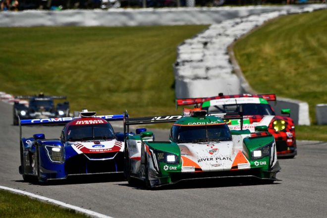 ユンコス・レーシングの50号車キャデラックDPi-V.Rとコア・オートスポーツの52号車ニッサンDPi