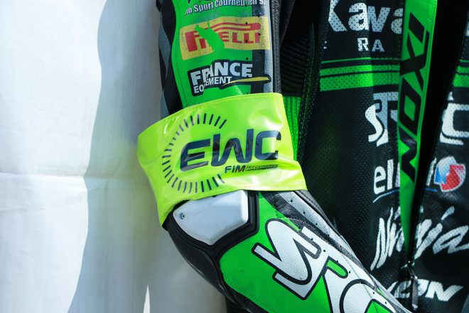 ブルー、イエロー、レッドの3色の腕章