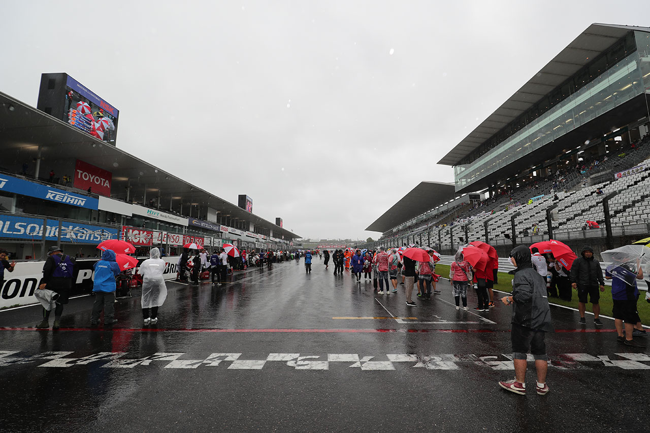 鈴鹿4耐決勝レース前のグリッド