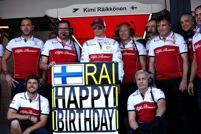 2019年F1第11戦ドイツGP　キミ・ライコネンの誕生日を祝うチーム