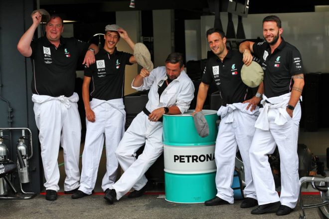 2019年F1第11戦ドイツGP　ビンテージの服を着るメルセデスチーム