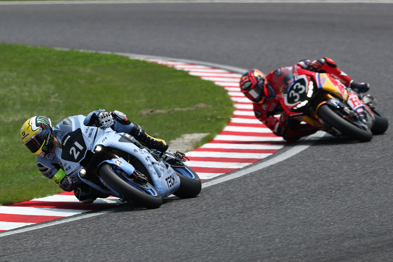 2019鈴鹿8耐セカンドスティントを走るアレックス・ロウズ、ステファン・ブラドル