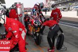 Red Bull Hondaのピット作業。マシンから飛び降りる高橋巧