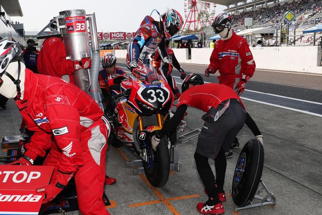 Red Bull Hondaのピット作業。マシンから飛び降りる高橋巧