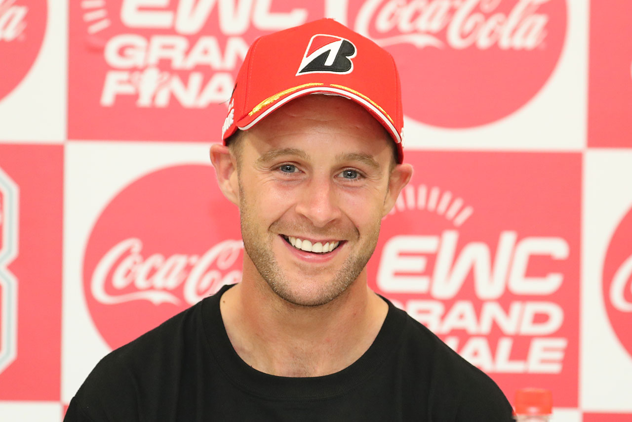 会見場で笑顔を見せるジョナサン・レイ